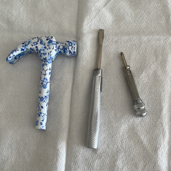 Multiple use hammer screwdriver set. 3 different size screwdrivers. - Picture 5 of 6